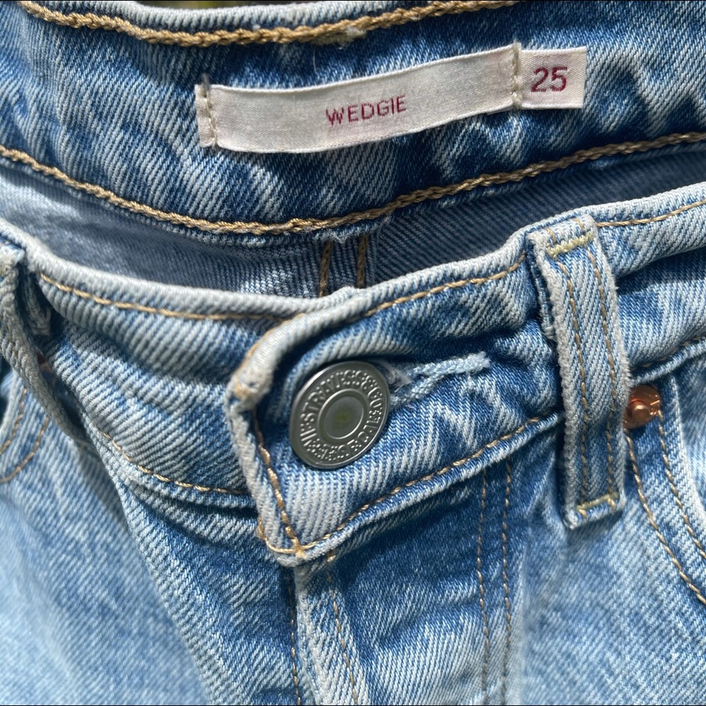 Levi’s Wedgie Straight Jean